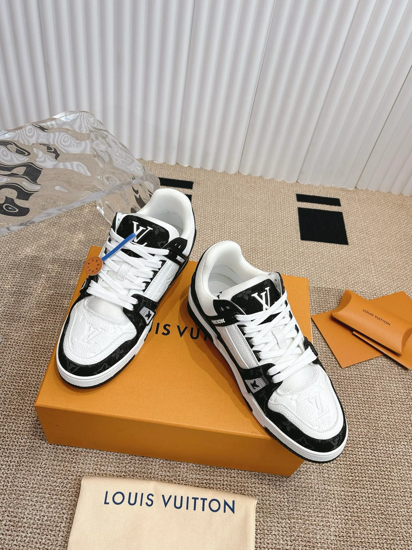 Women's Sneakers LOUIS VUITTON 18324778