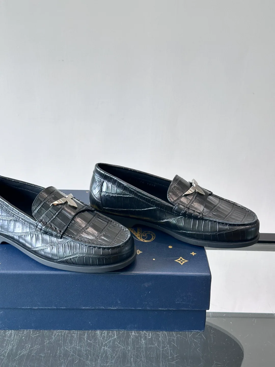 Men's Loafers And Dress Shoes LOUIS VUITTON 18118563