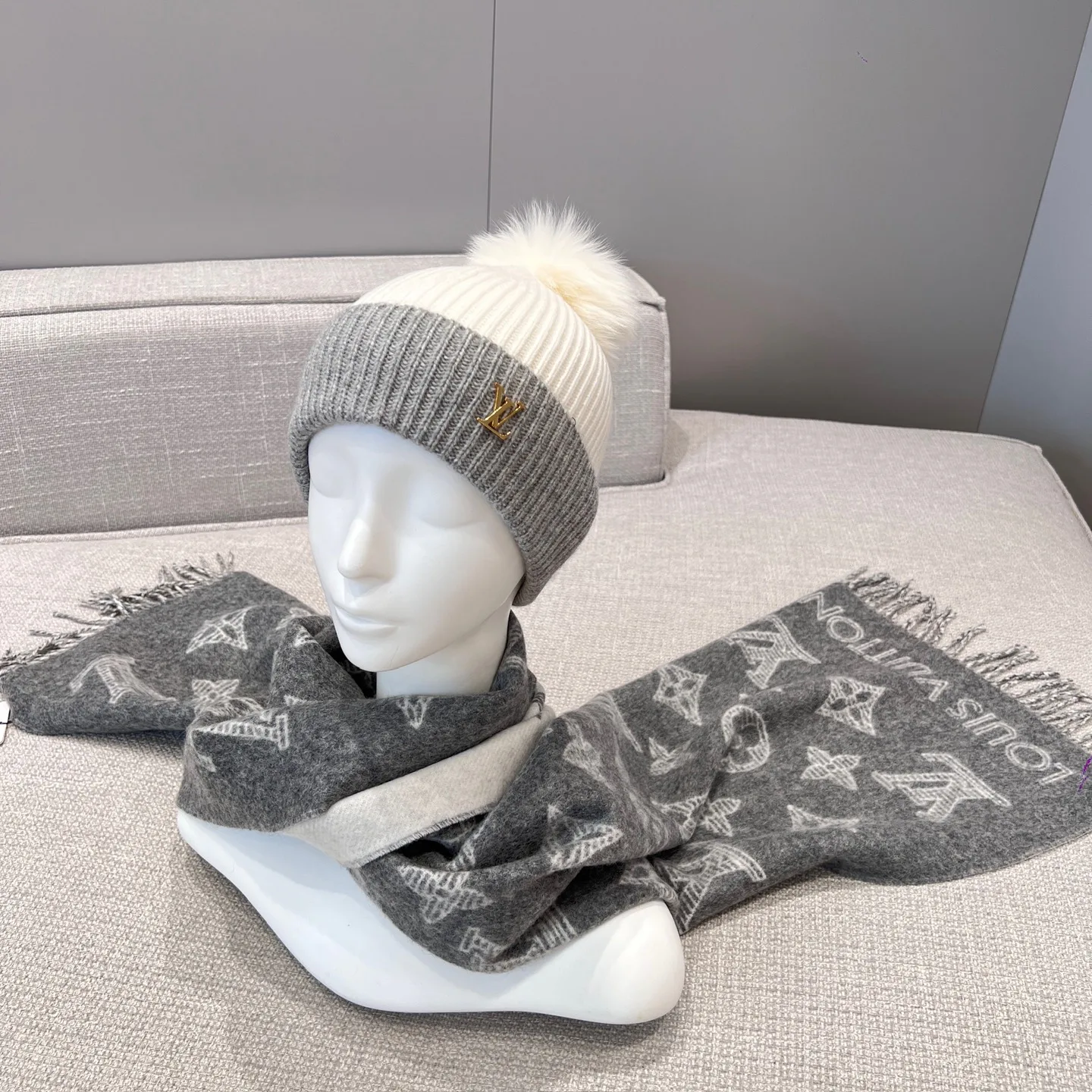 Scarves LOUIS VUITTON 17323806