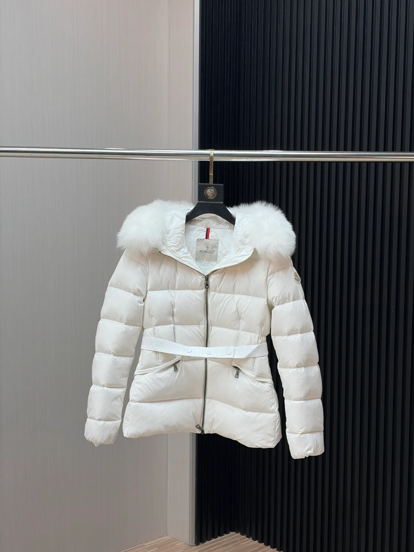 Women's Jackets And Down Jackets MONCLER 18335640