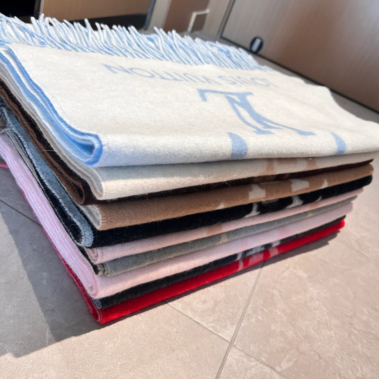 Scarves LOUIS VUITTON 18507447