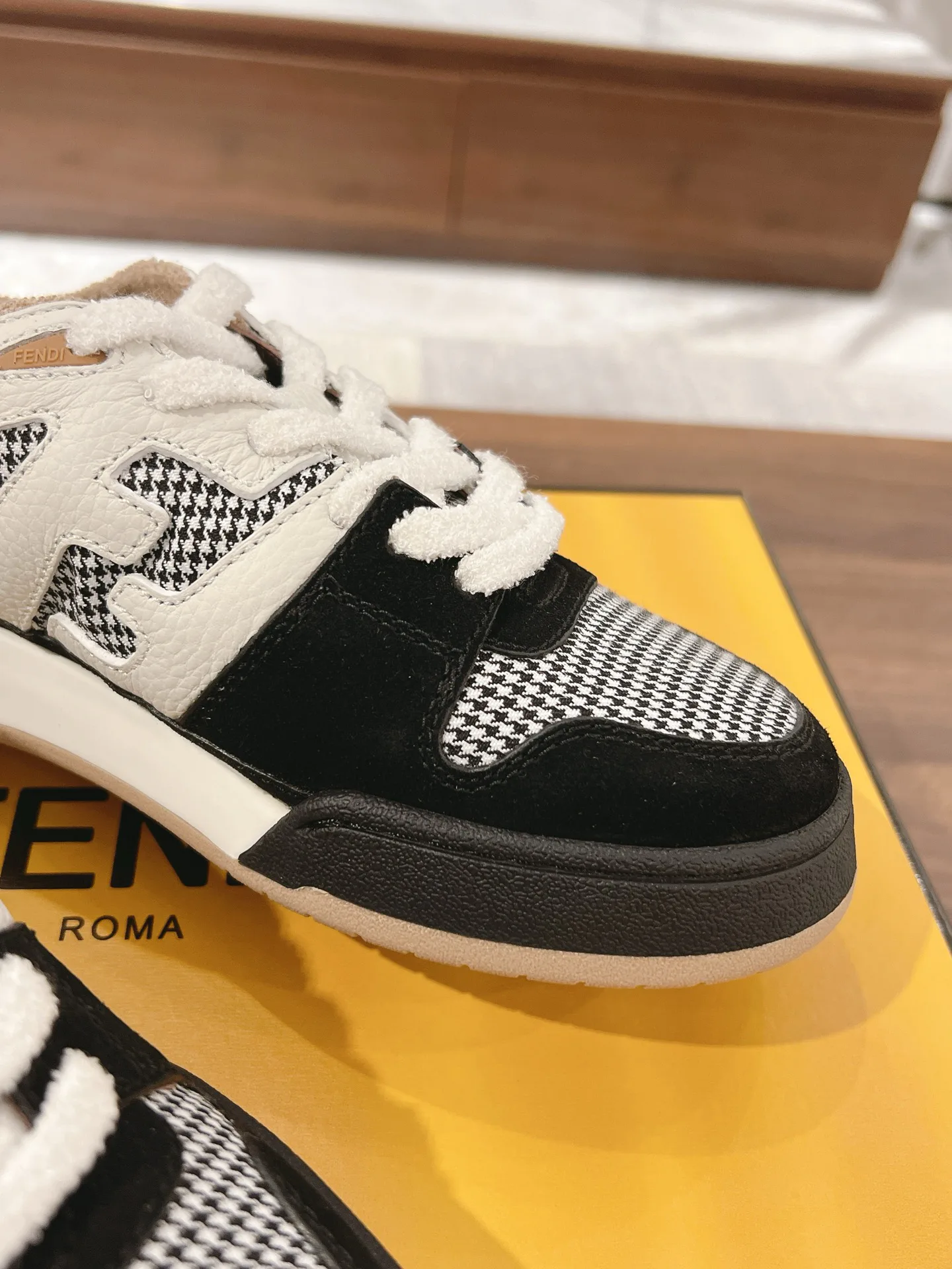 Women's Sneakers FENDI 18219592