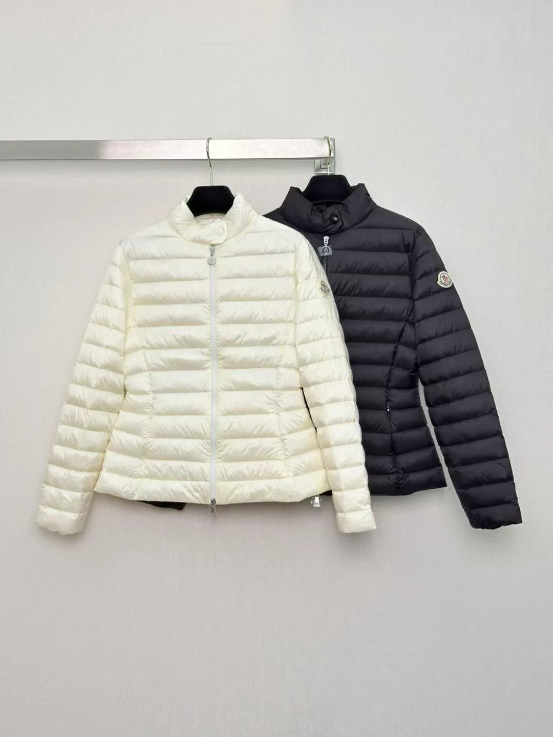 Women's Jackets And Down Jackets MONCLER 18517133