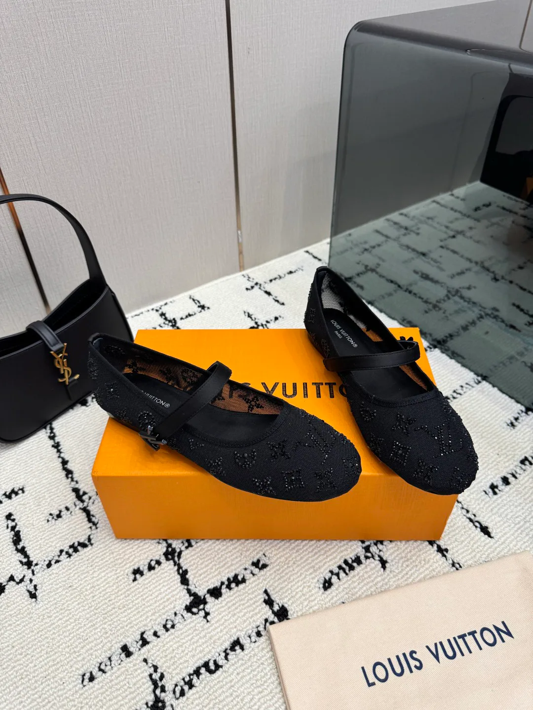 Women's Ballet Flats LOUIS VUITTON 17947020