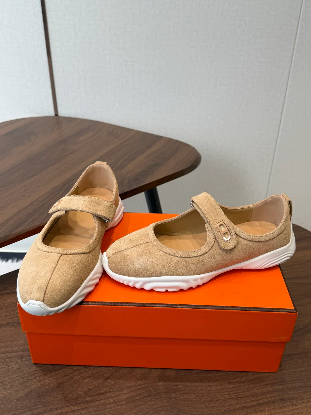 Кроссовки Женские Hermes 18687396