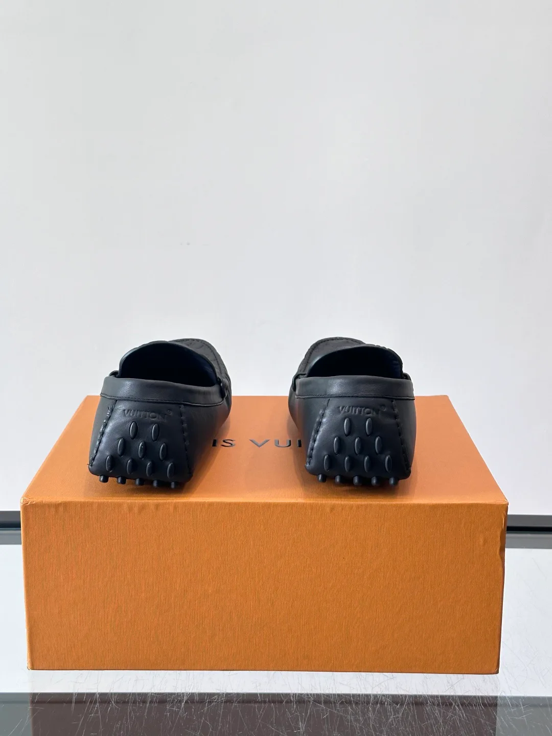Men's Loafers And Dress Shoes LOUIS VUITTON 17760945