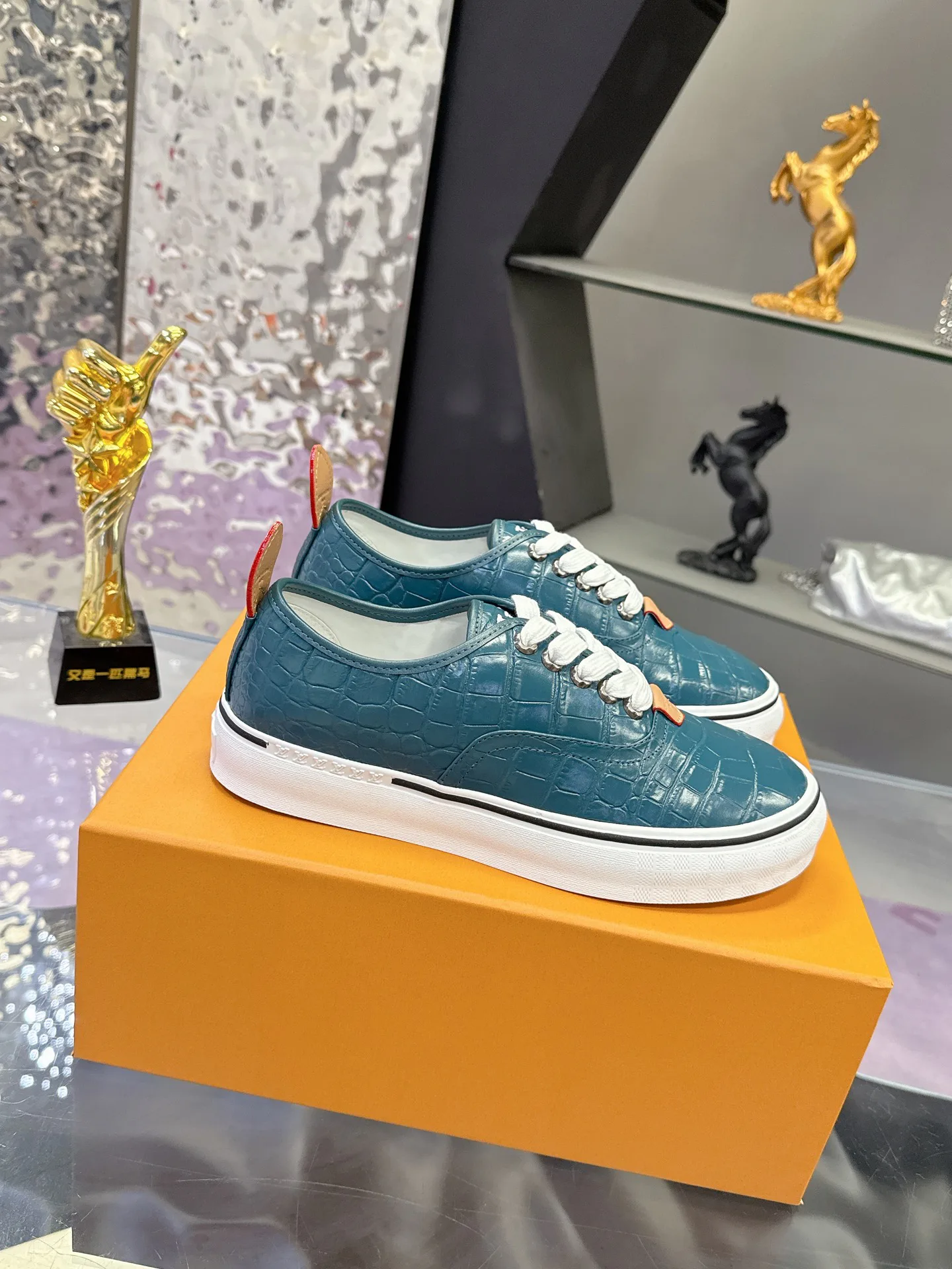 Men's Sneakers LOUIS VUITTON 17930915