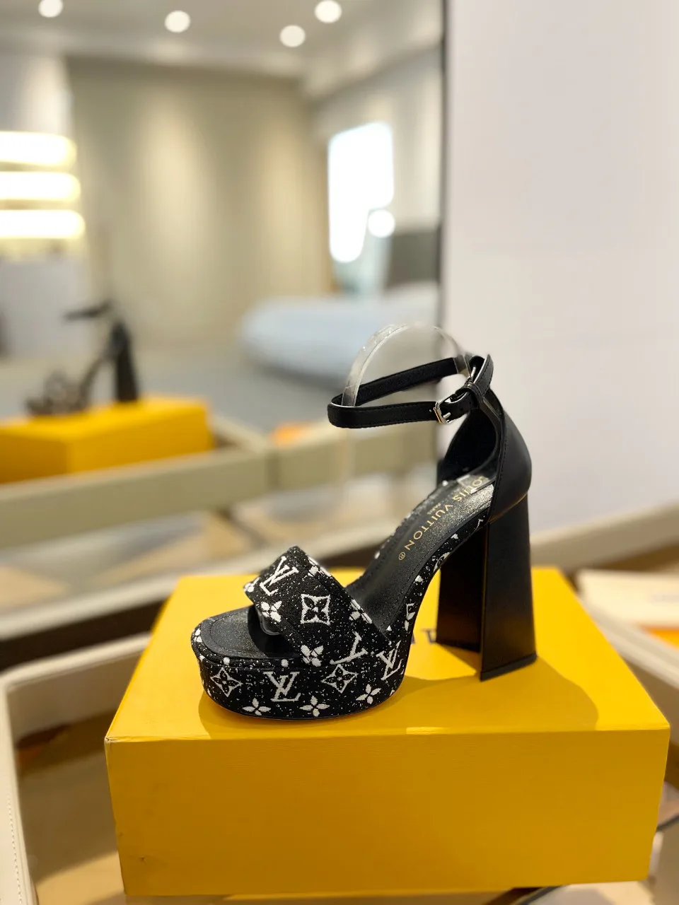 Women's Open-Toe Sandals LOUIS VUITTON 17946836