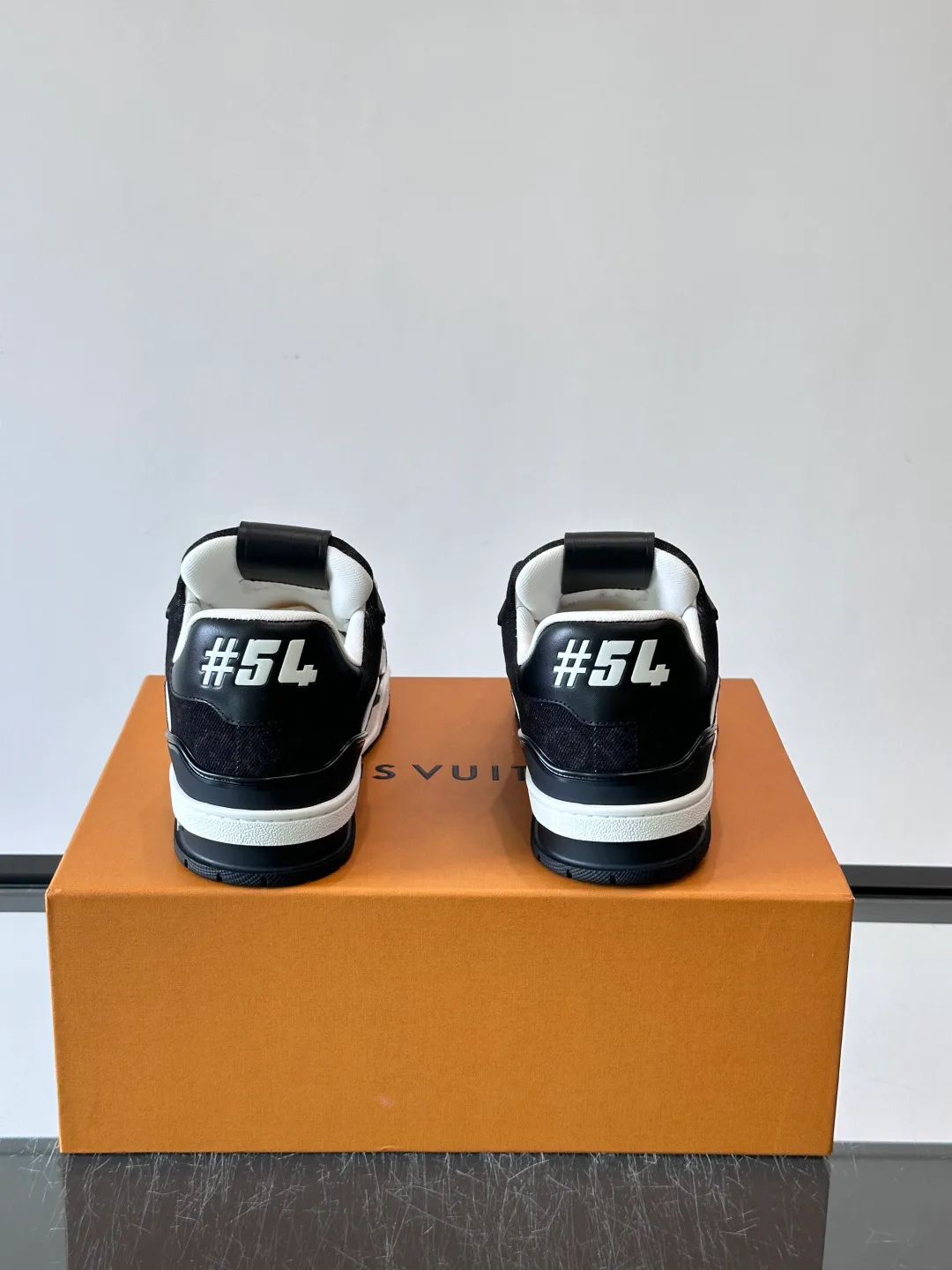 Women's Sneakers LOUIS VUITTON 18297327