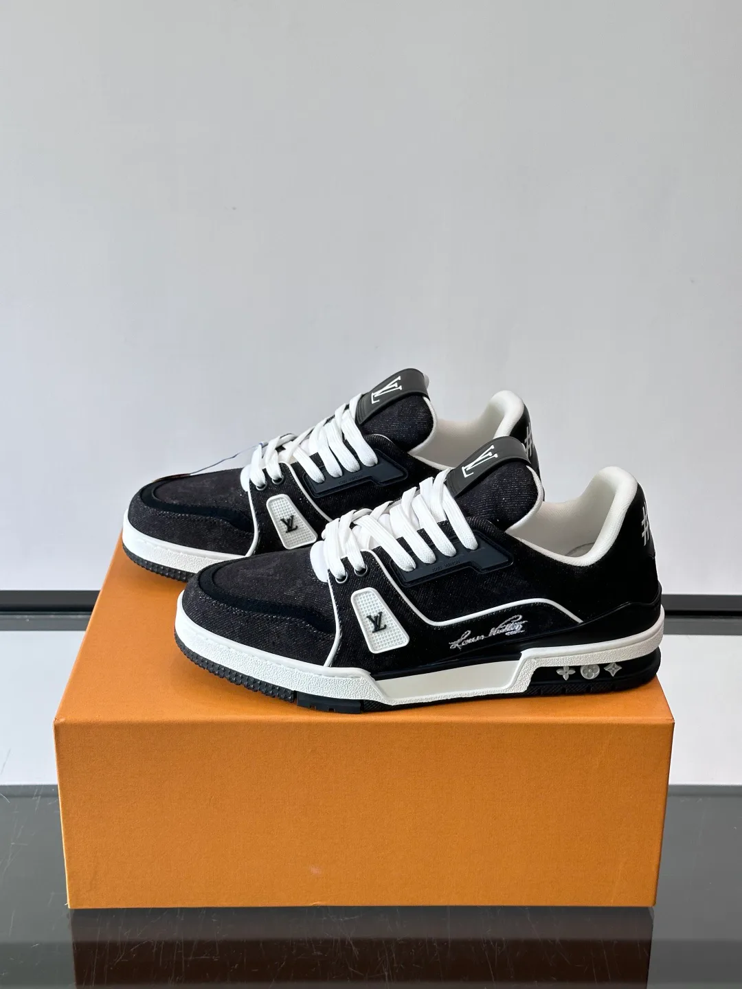 Women's Sneakers LOUIS VUITTON 18297327
