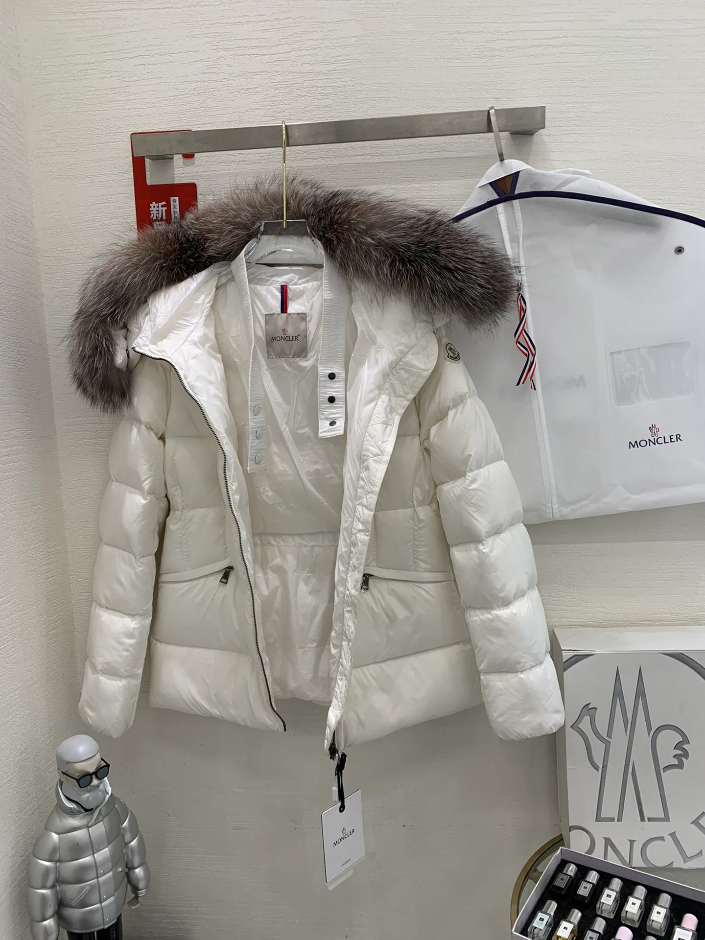 Women's Jackets And Down Jackets MONCLER 18188708