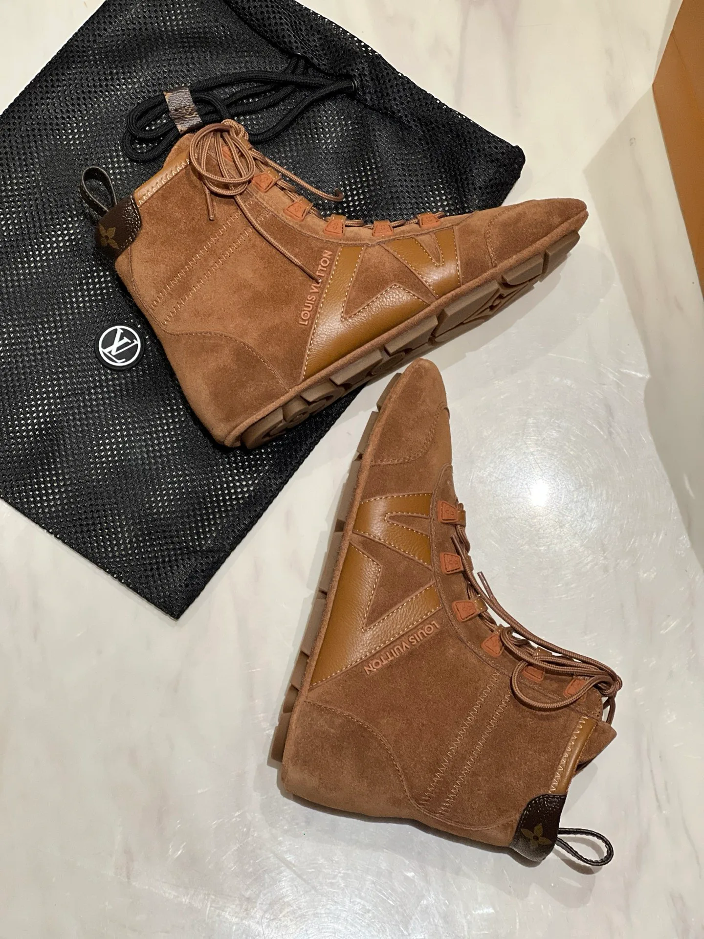 Women's Sneakers LOUIS VUITTON 18194175