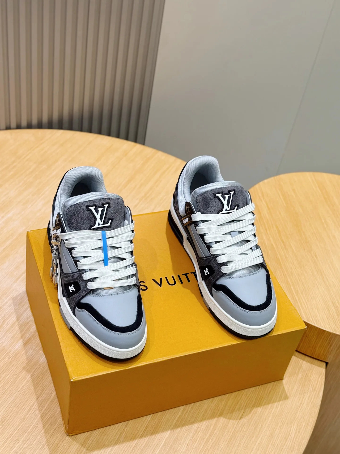 Men's Sneakers LOUIS VUITTON 18400371