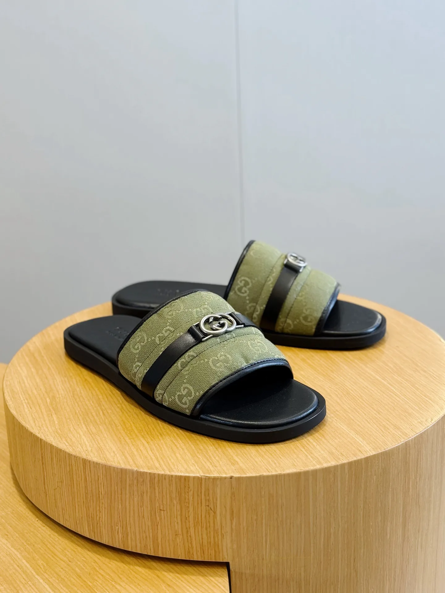 Men's Flip-Flops GUCCI 17349632