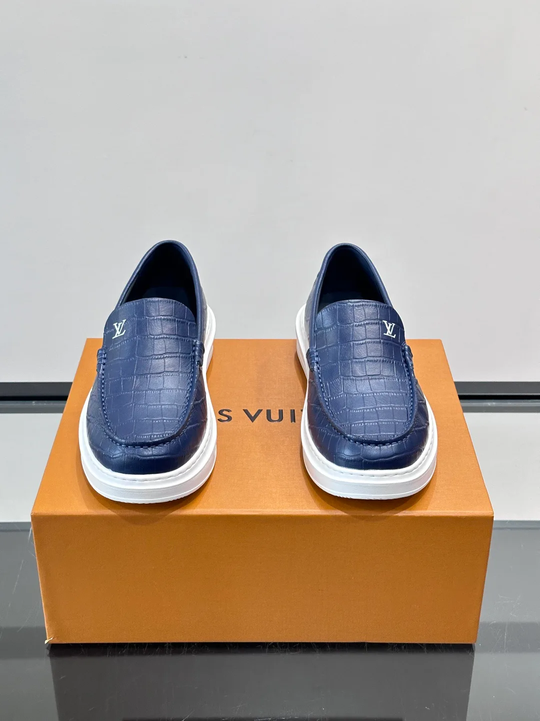 Men's Loafers And Dress Shoes LOUIS VUITTON 17806103