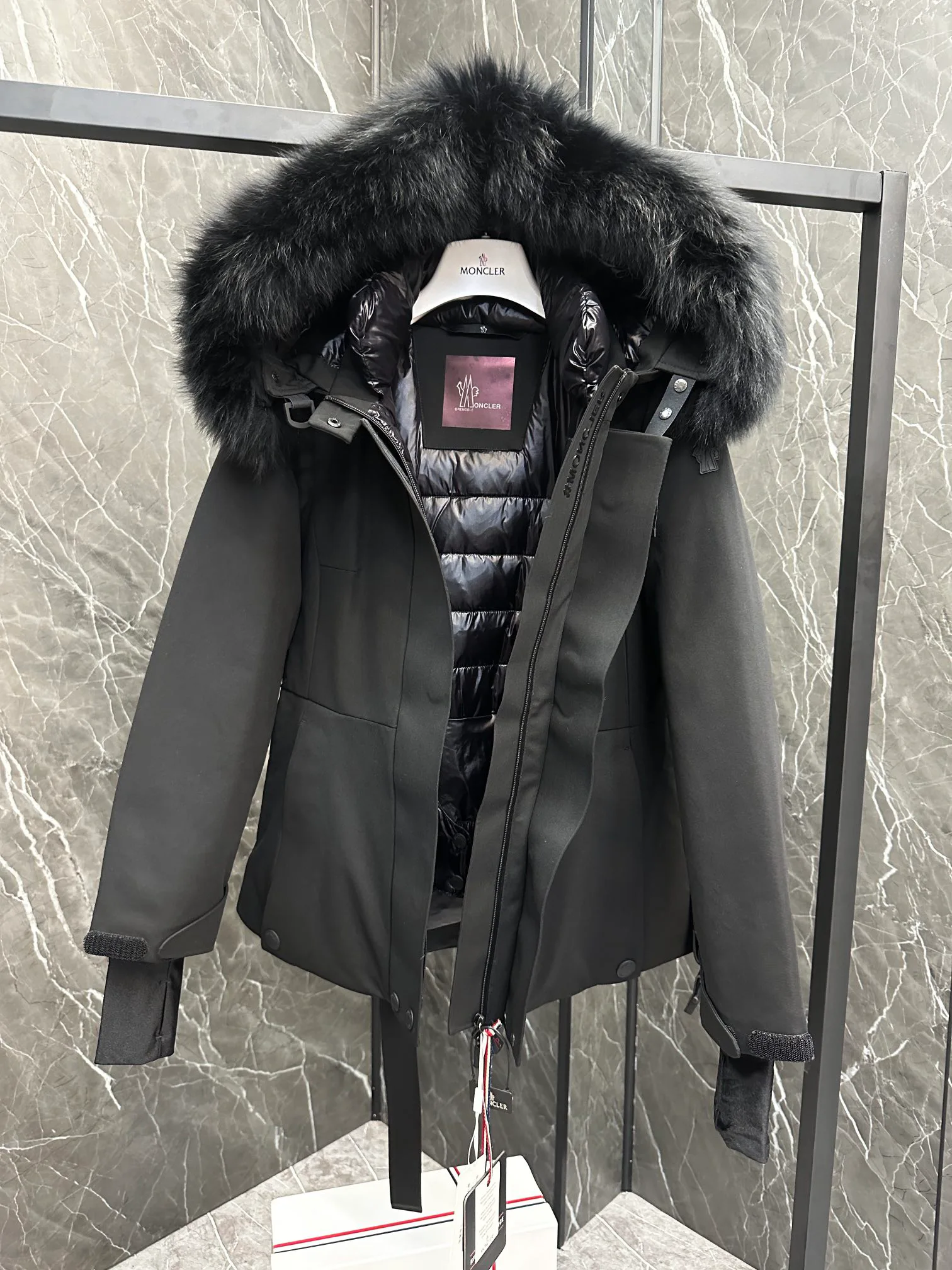 Women's Jackets And Down Jackets MONCLER 18133805