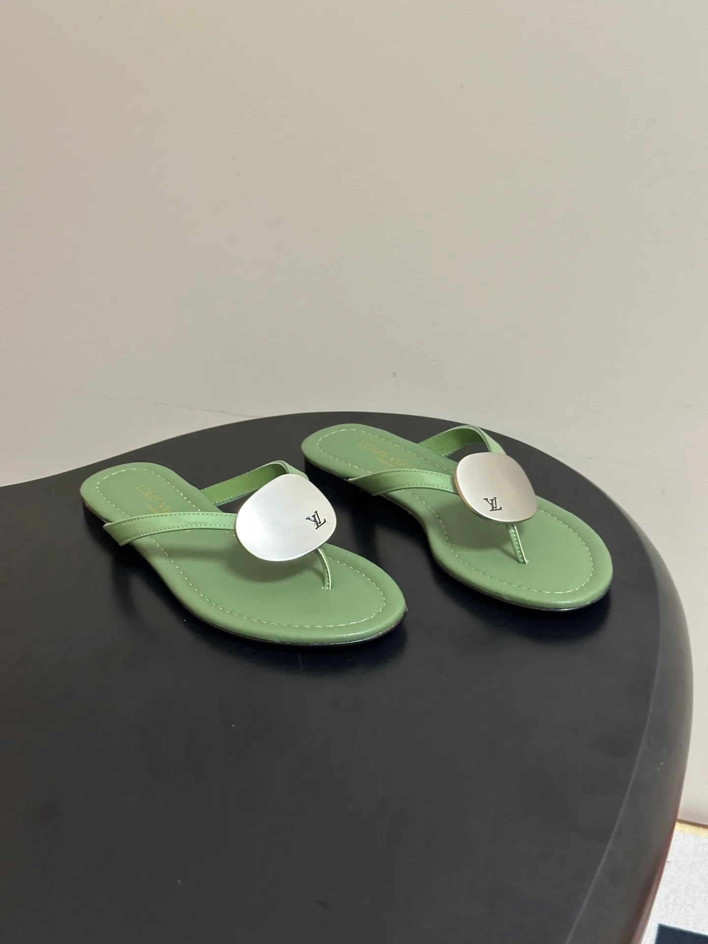 Women's Flip-Flops LOUIS VUITTON 17768196