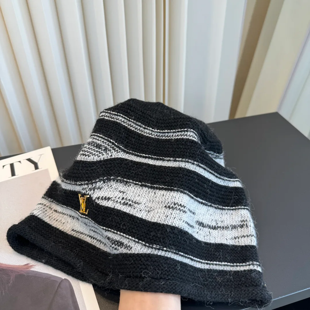 Hats LOUIS VUITTON 18198459