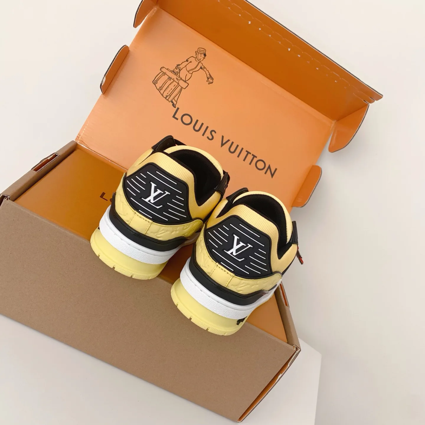 Women's Sneakers LOUIS VUITTON 18258384