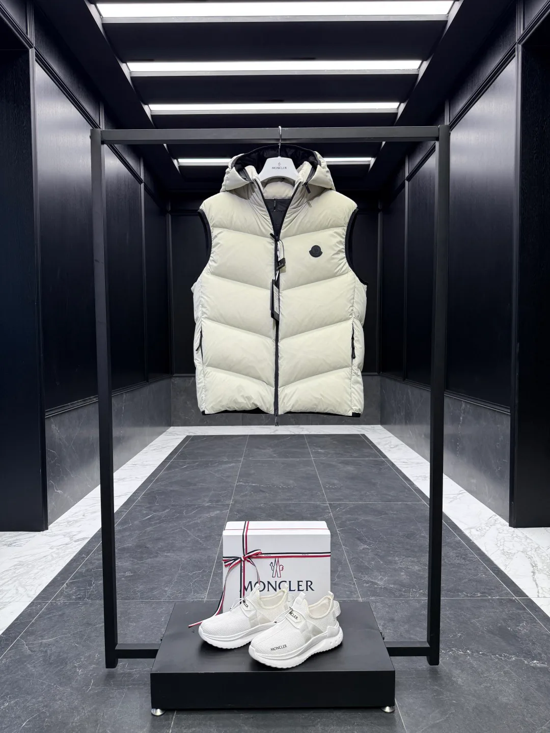 Men's Vests MONCLER 18007726