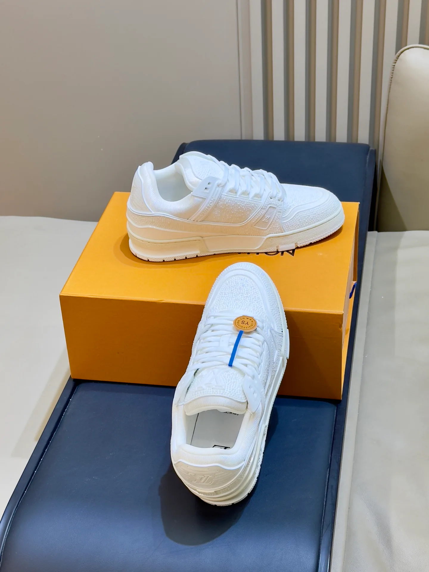 Women's Sneakers LOUIS VUITTON 18073560
