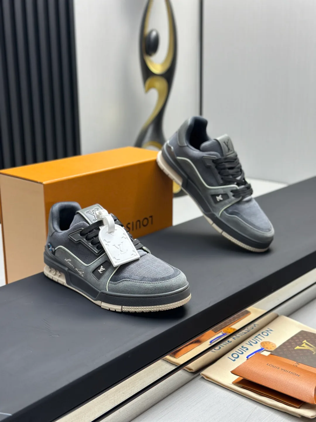 Women's Sneakers LOUIS VUITTON 18011602