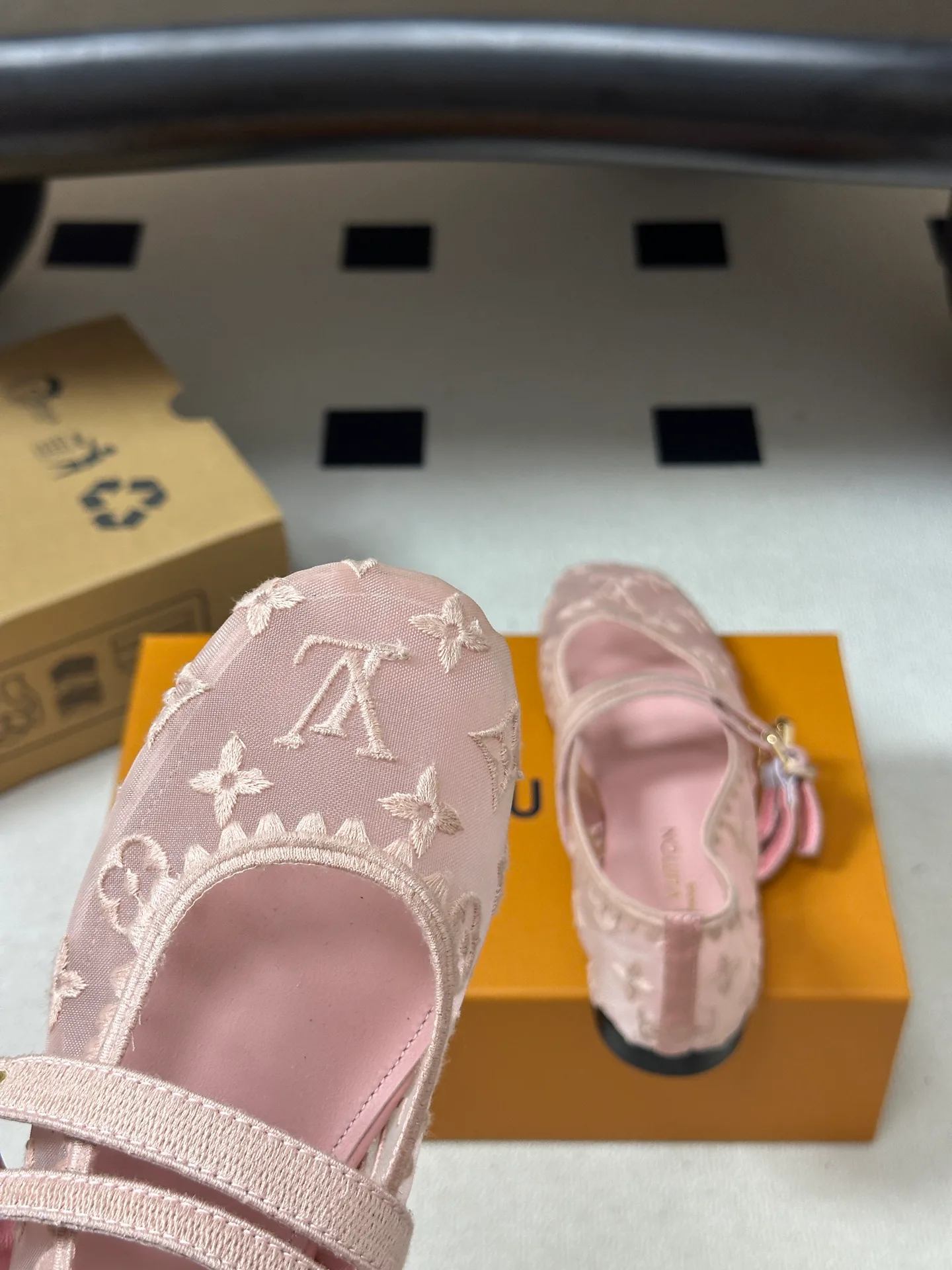 Women's Ballet Flats LOUIS VUITTON 18340938