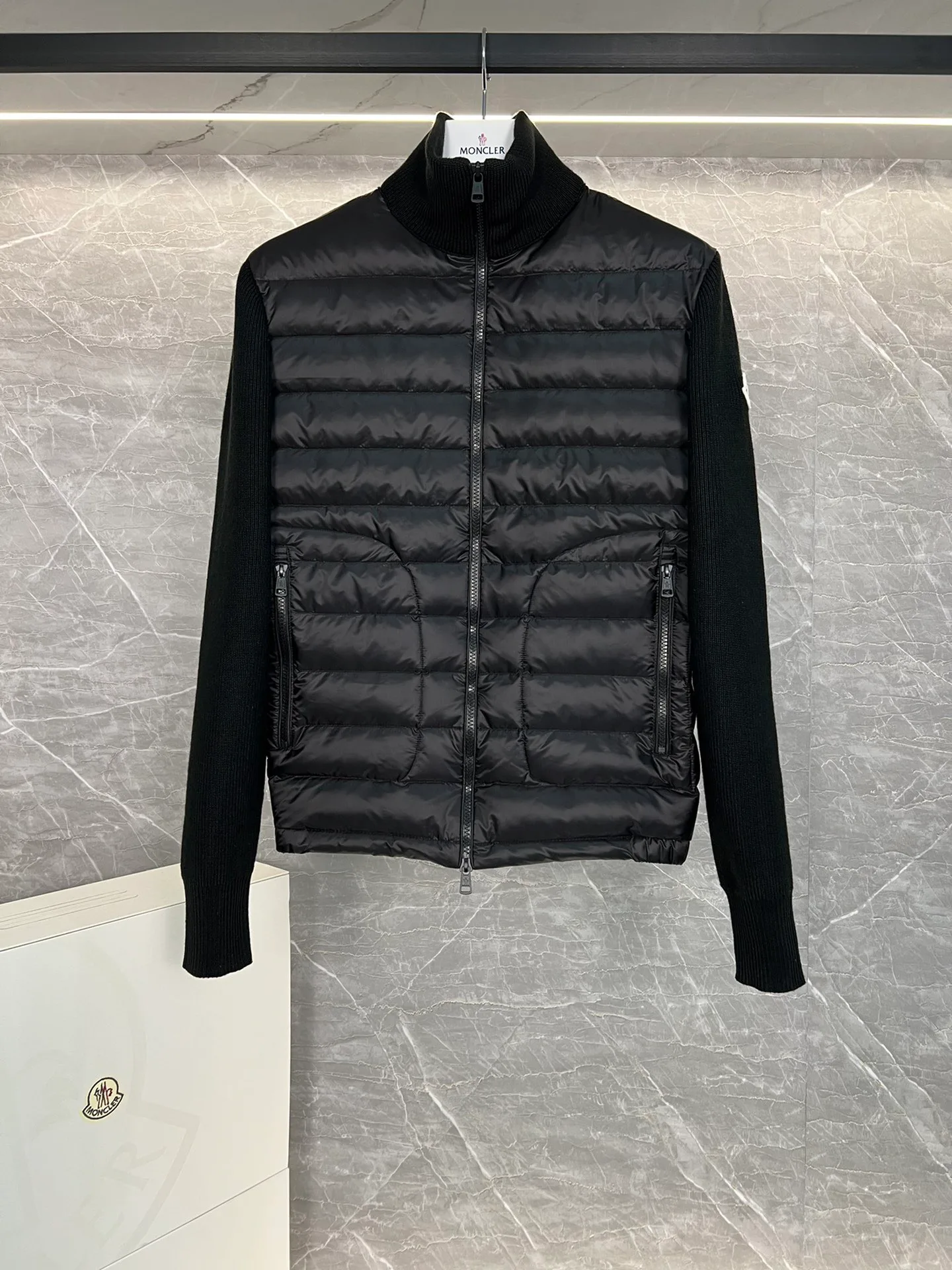 Women's Jackets And Down Jackets MONCLER 18131381