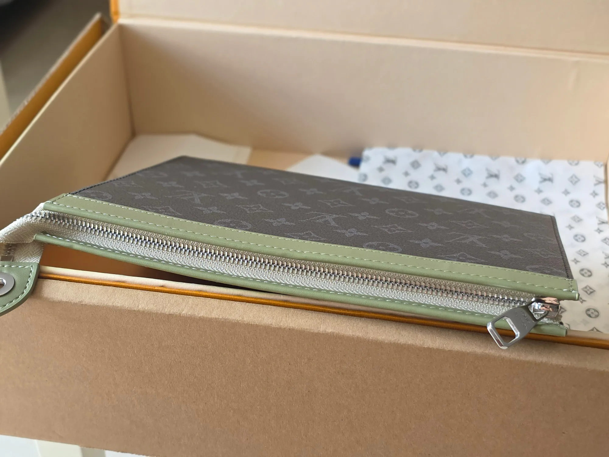 Women's Clutches LOUIS VUITTON 18391148
