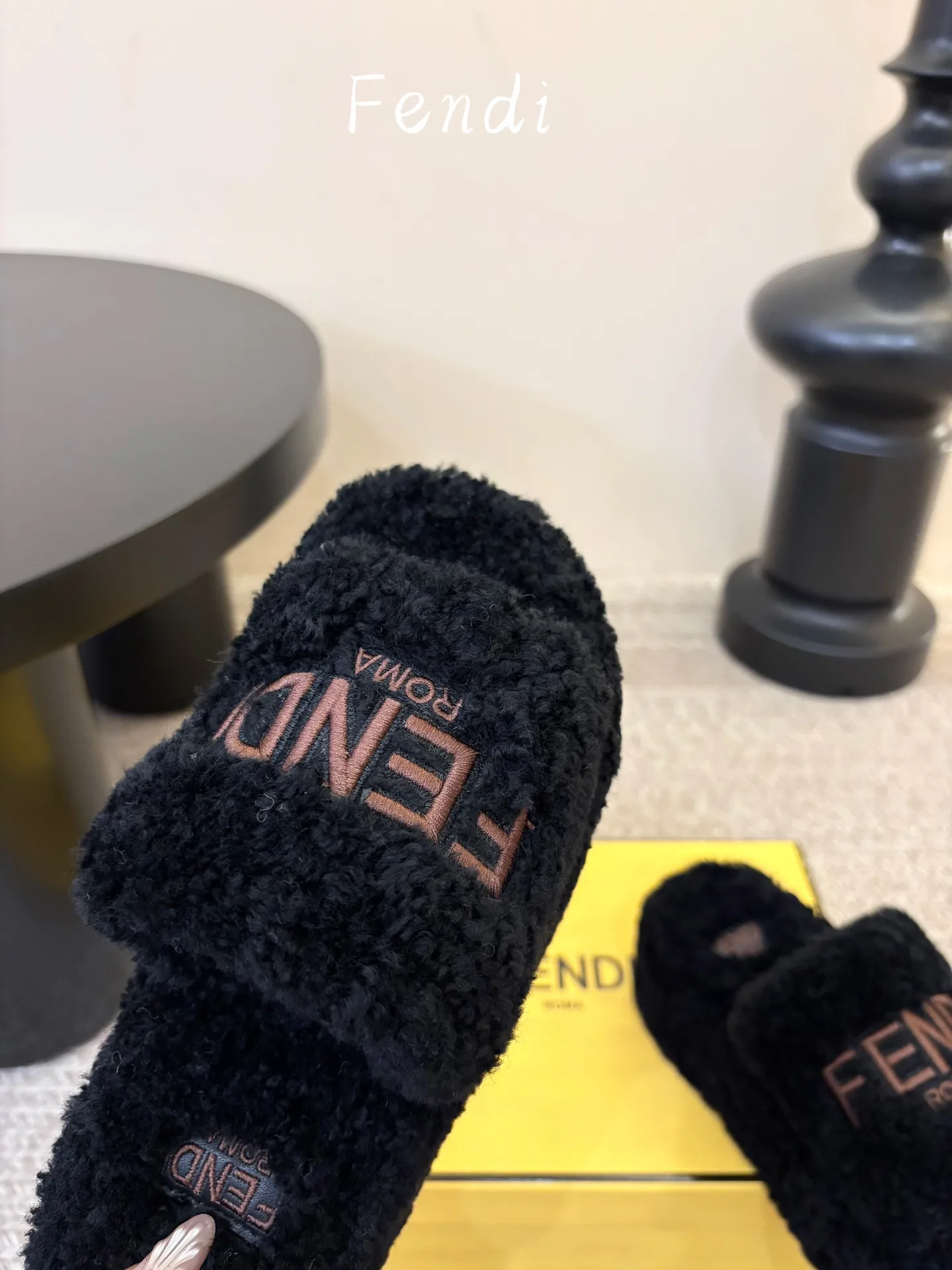 Women's Slippers FENDI 18132911