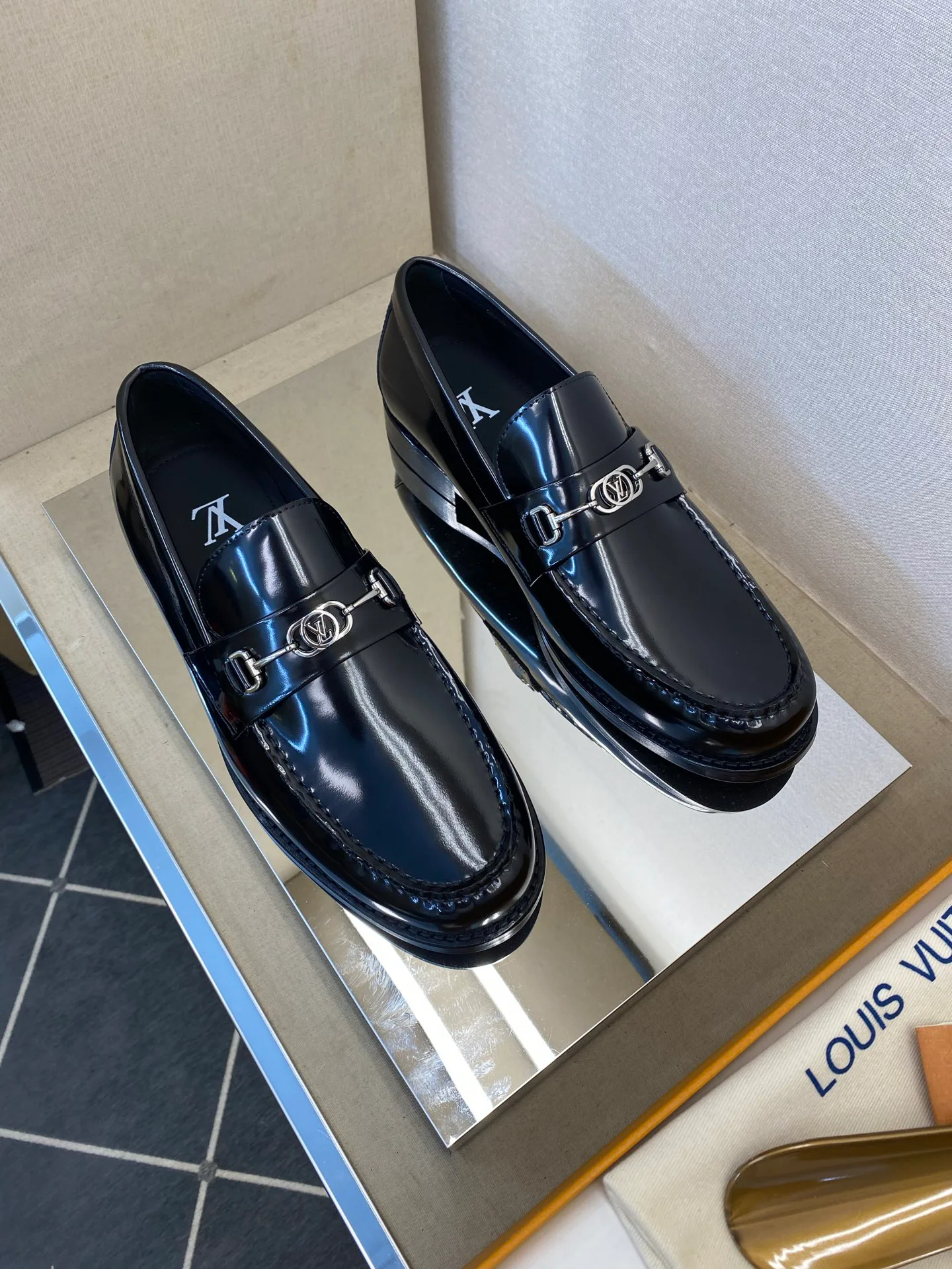 Men's Loafers And Dress Shoes LOUIS VUITTON 18079168