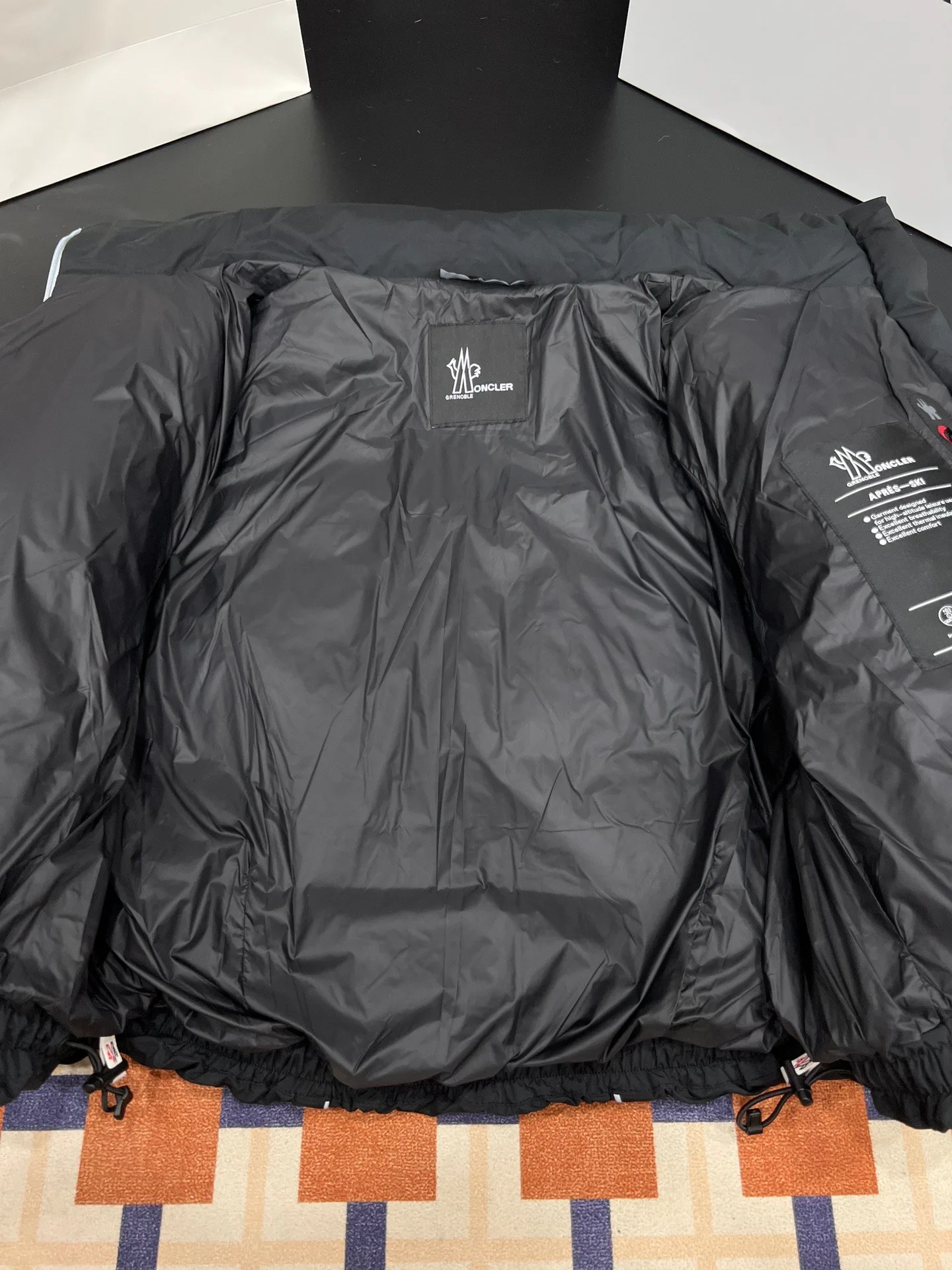 Women's Jackets And Down Jackets MONCLER 17888374