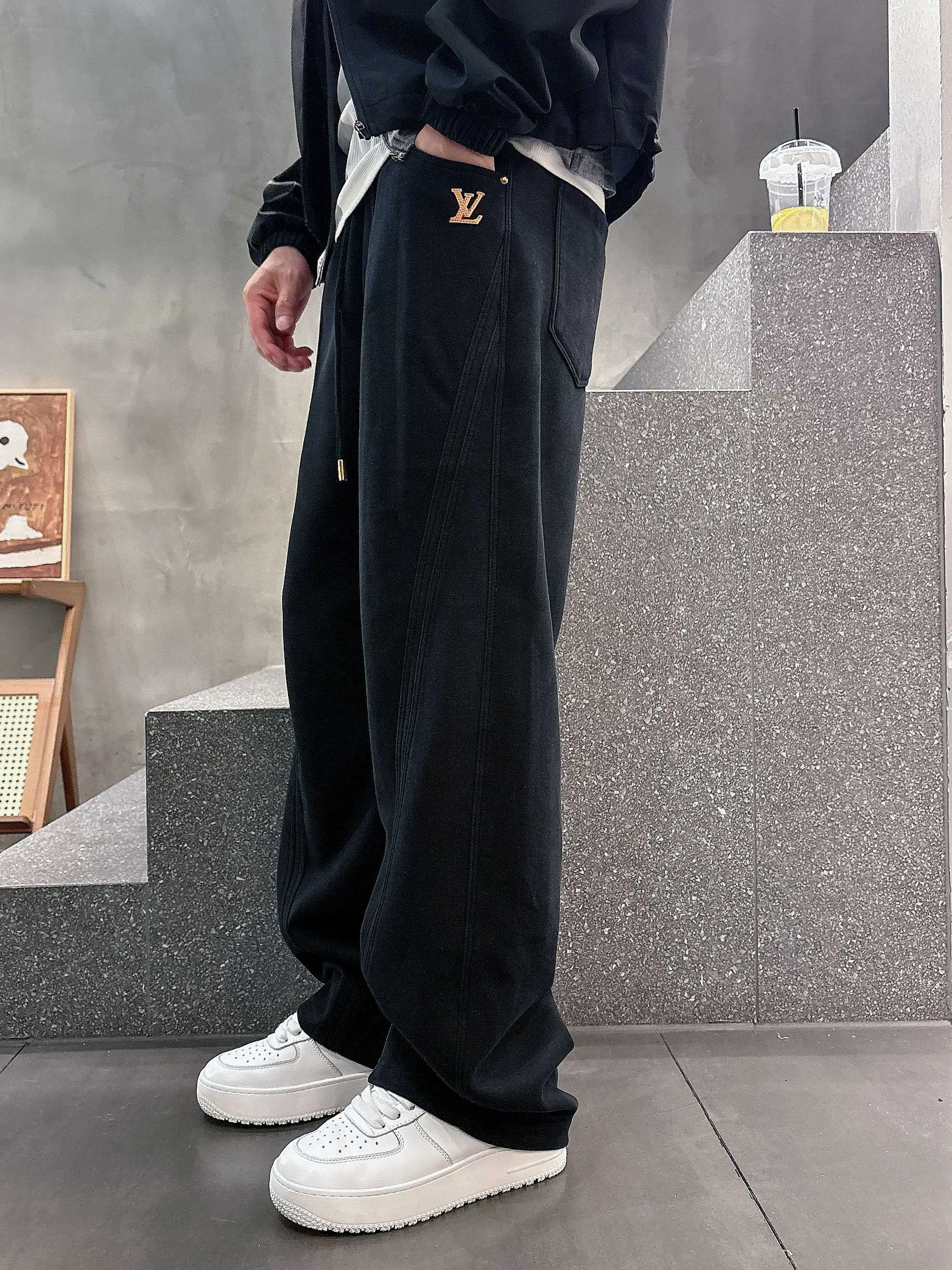 Men's Trousers LOUIS VUITTON 18368680