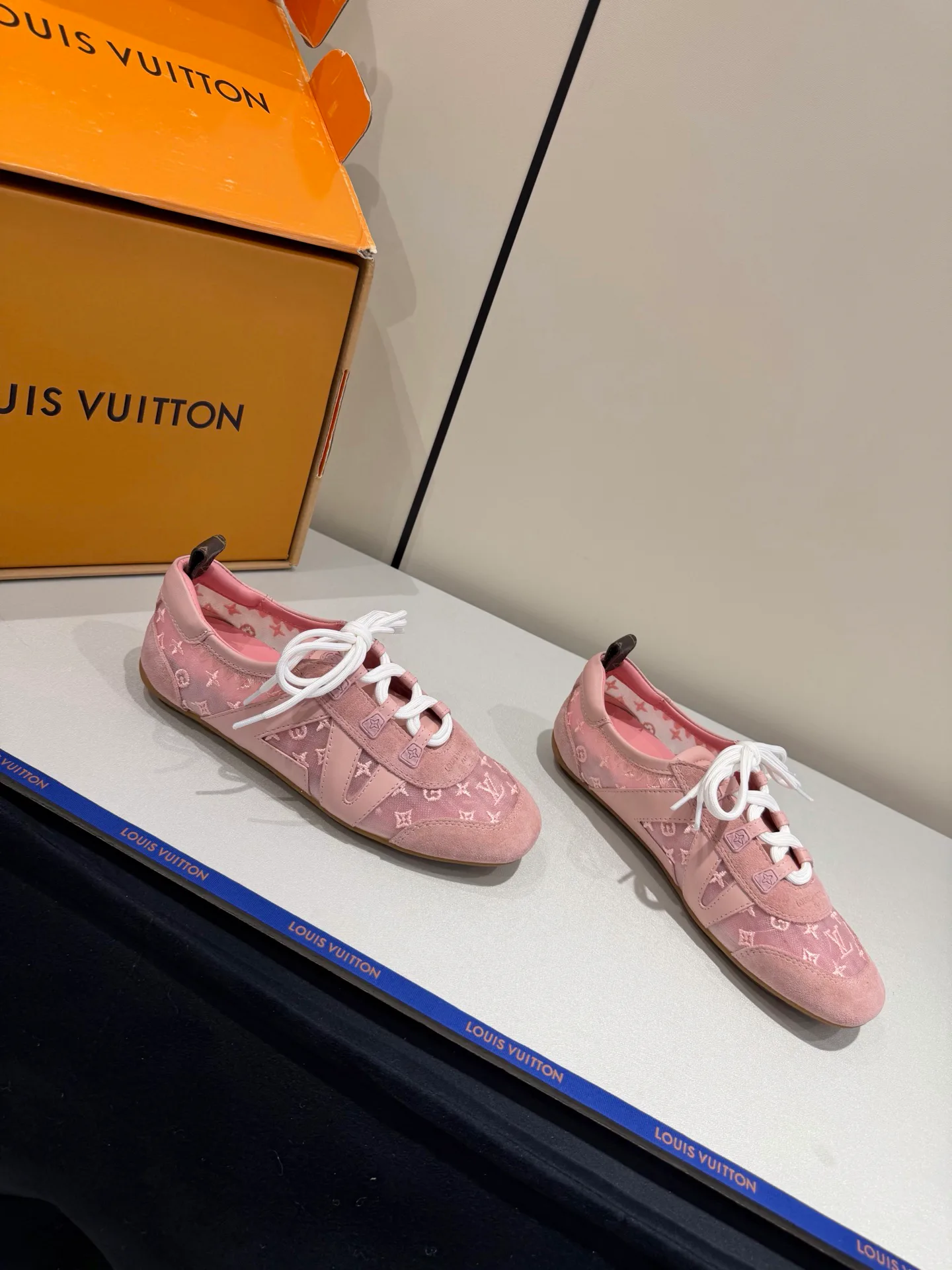Women's Sneakers LOUIS VUITTON 17934913