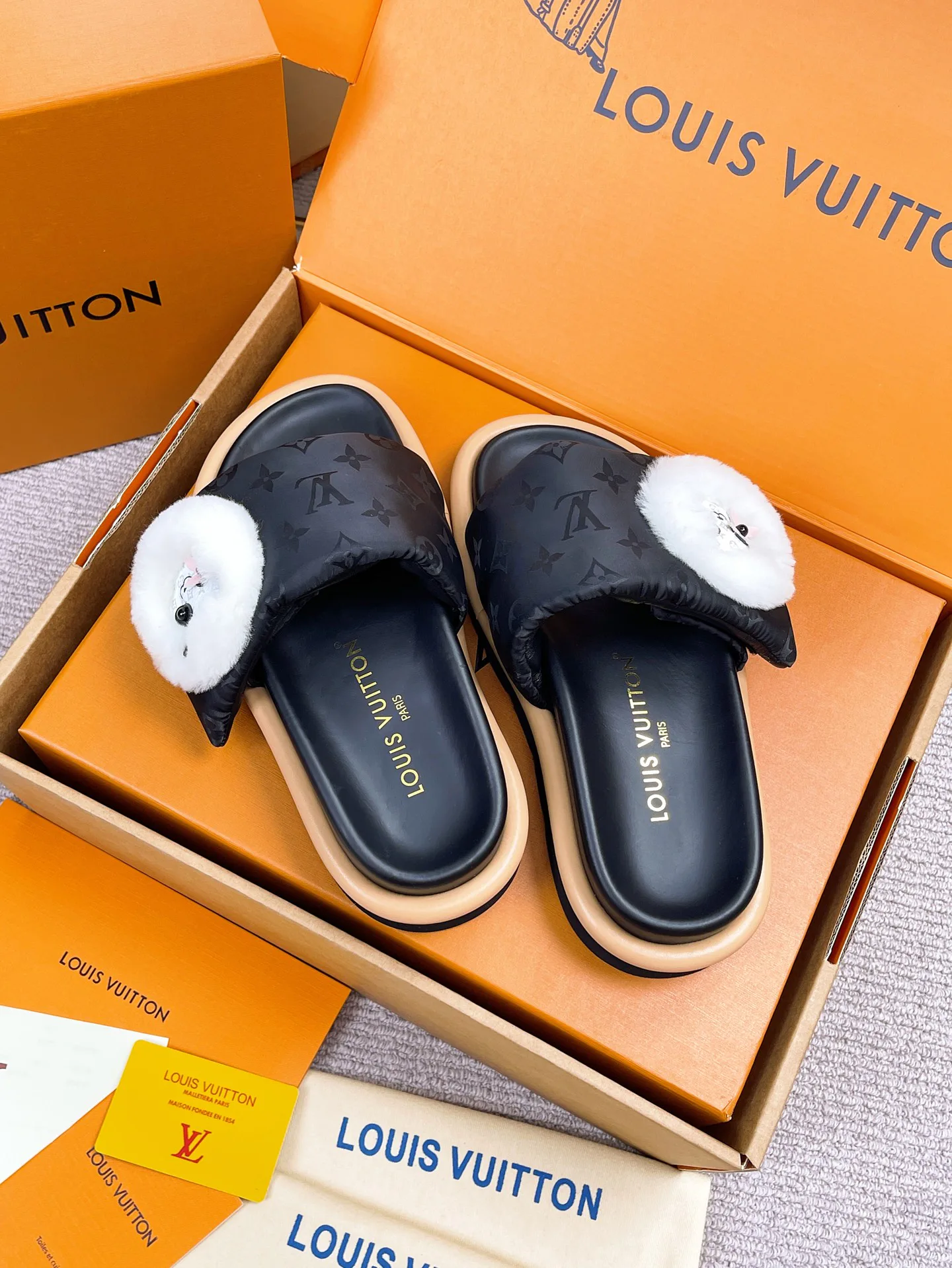 Women's Flip-Flops LOUIS VUITTON 18142869