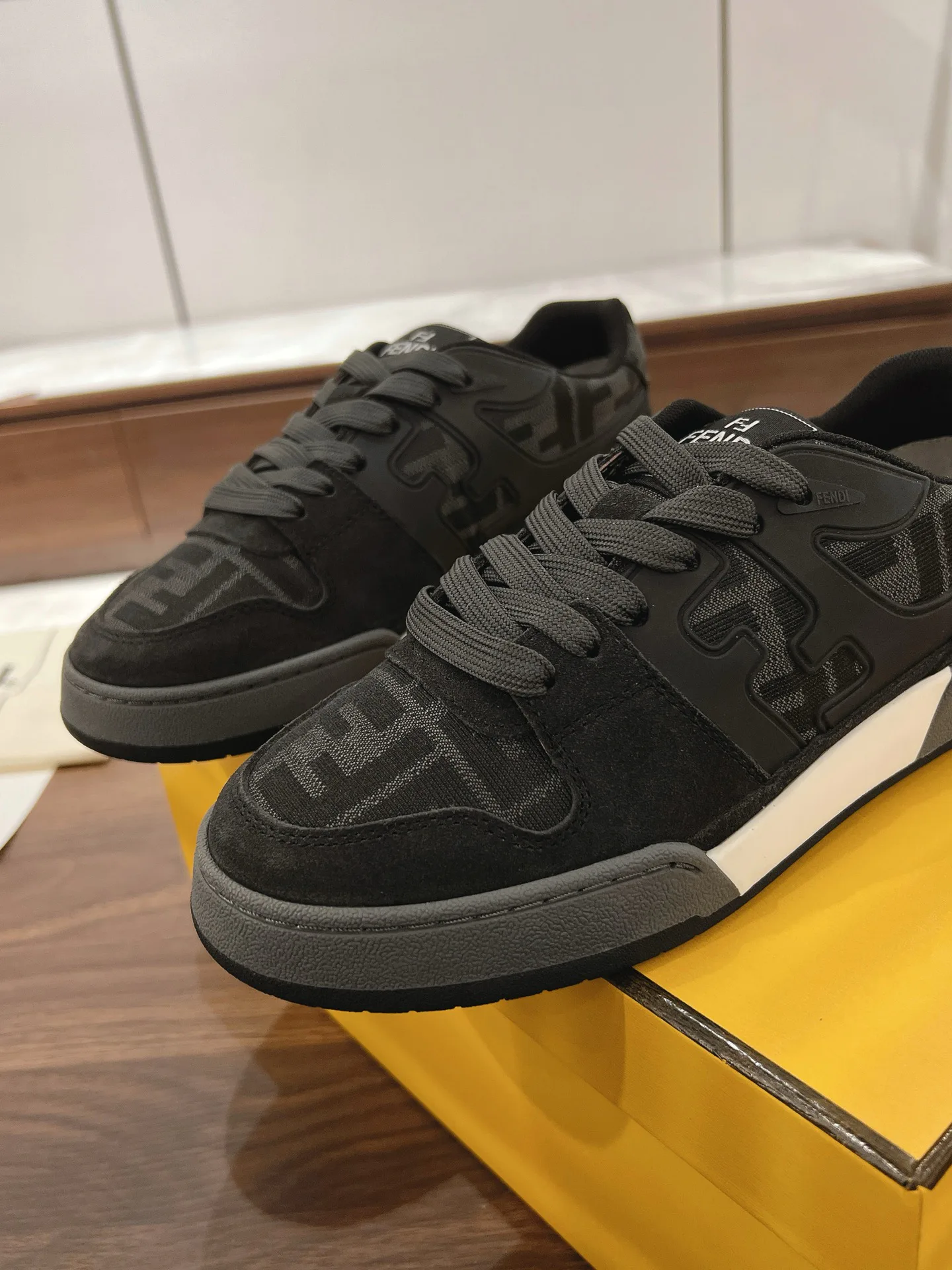 Women's Sneakers FENDI 18219608