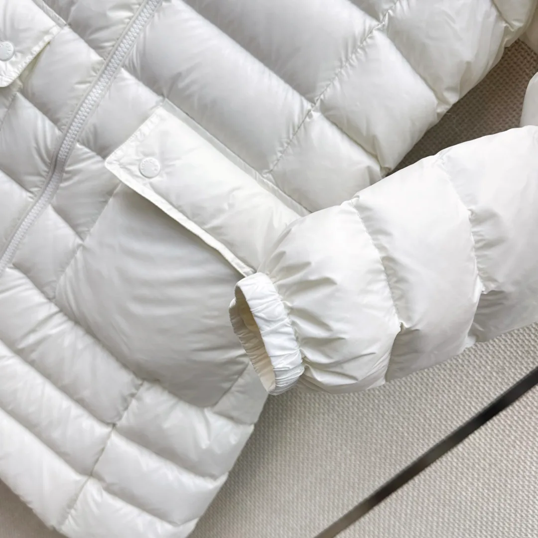 Women's Jackets And Down Jackets MONCLER 18450478