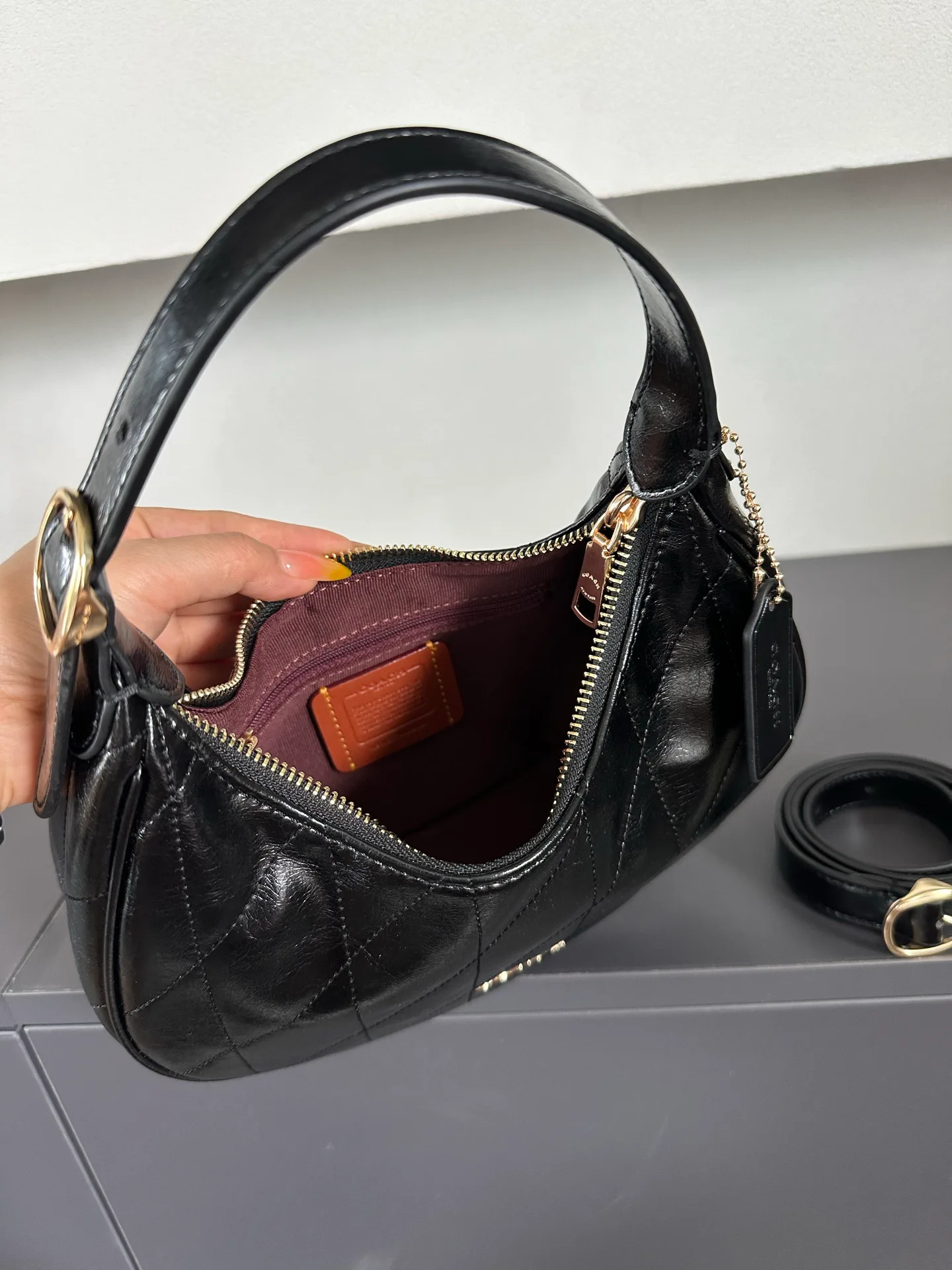 Women's Classic Handbags COACH 17960986