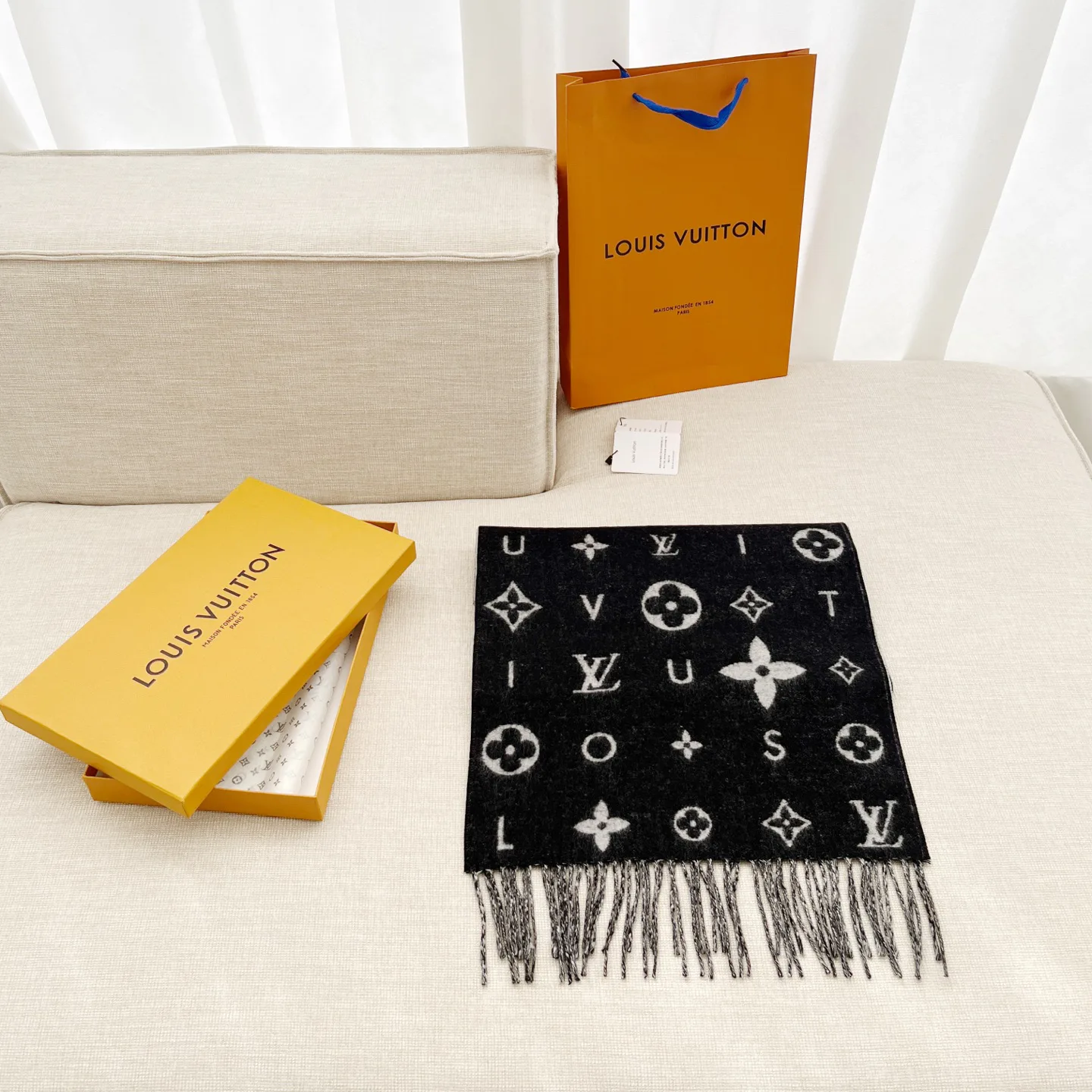 Scarves LOUIS VUITTON 18261912