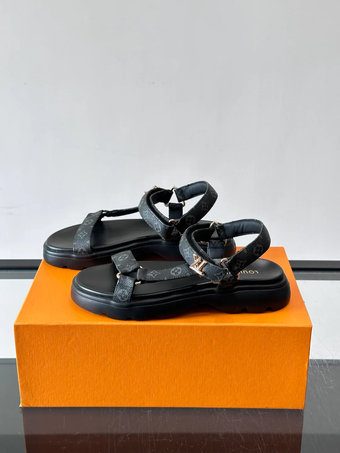 Women's Open-Toe Sandals LOUIS VUITTON 17608046