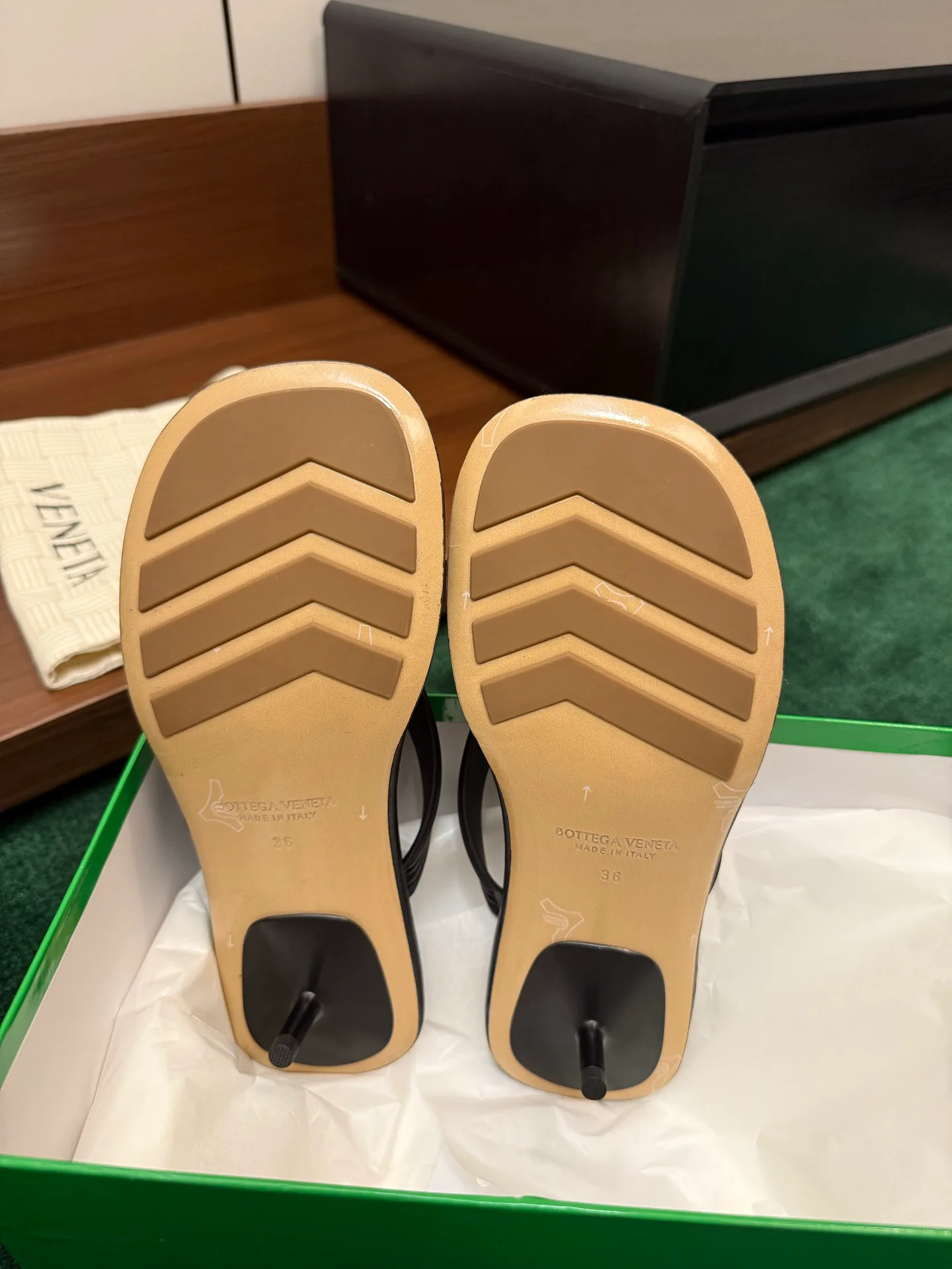 Women's Flip-Flops BOTTEGA VENETA 17386119