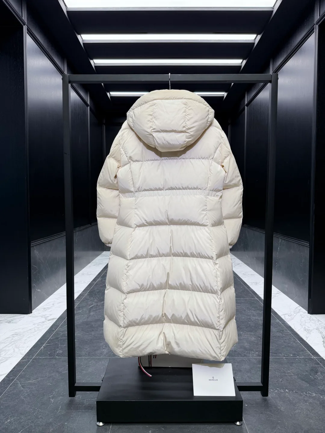 Women's Jackets And Down Jackets MONCLER 18528306