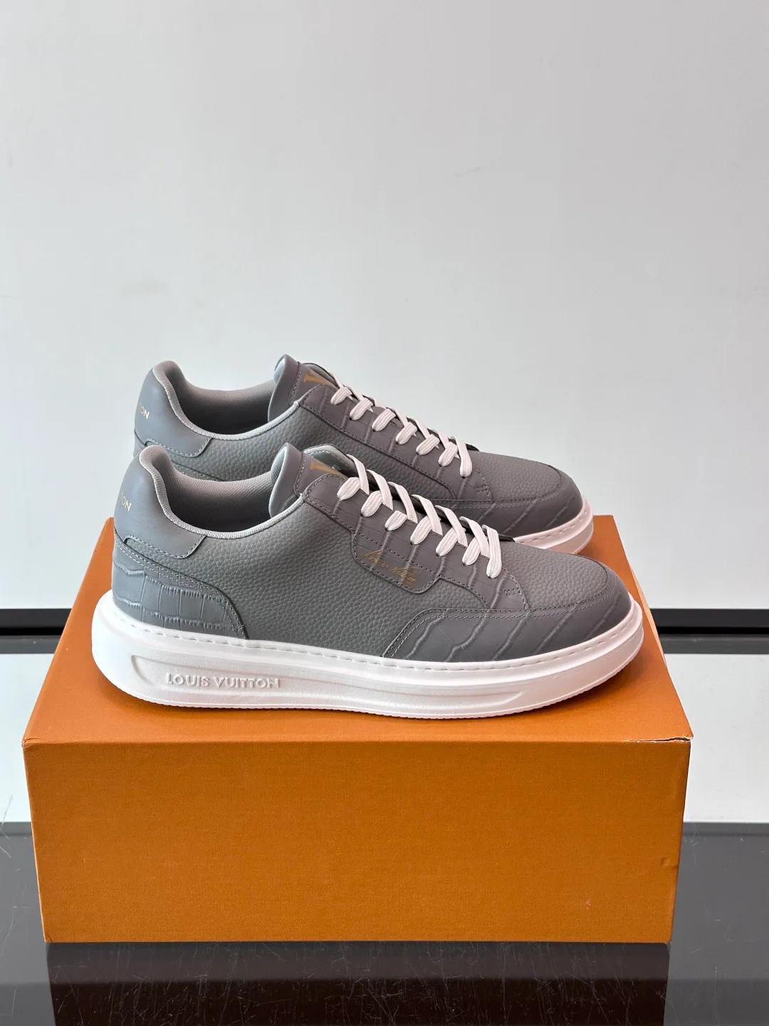 Women's Sneakers LOUIS VUITTON 18400576