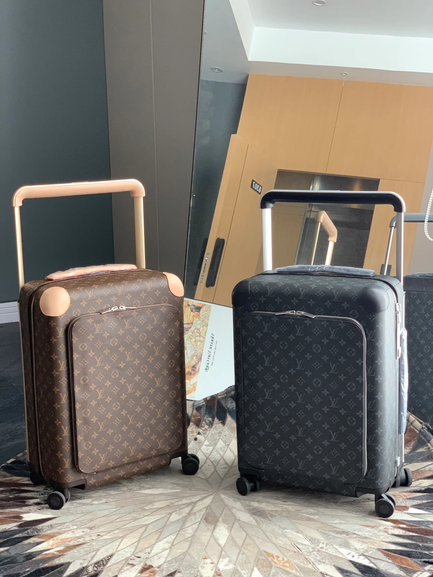 Suitcases LOUIS VUITTON 17055902