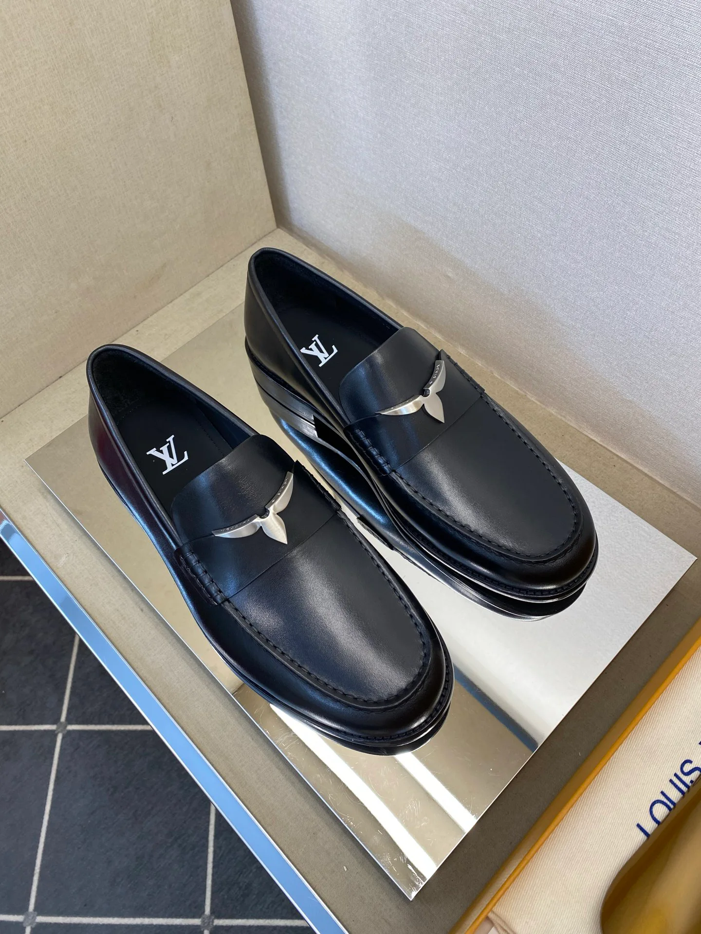 Men's Loafers And Dress Shoes LOUIS VUITTON 18079149
