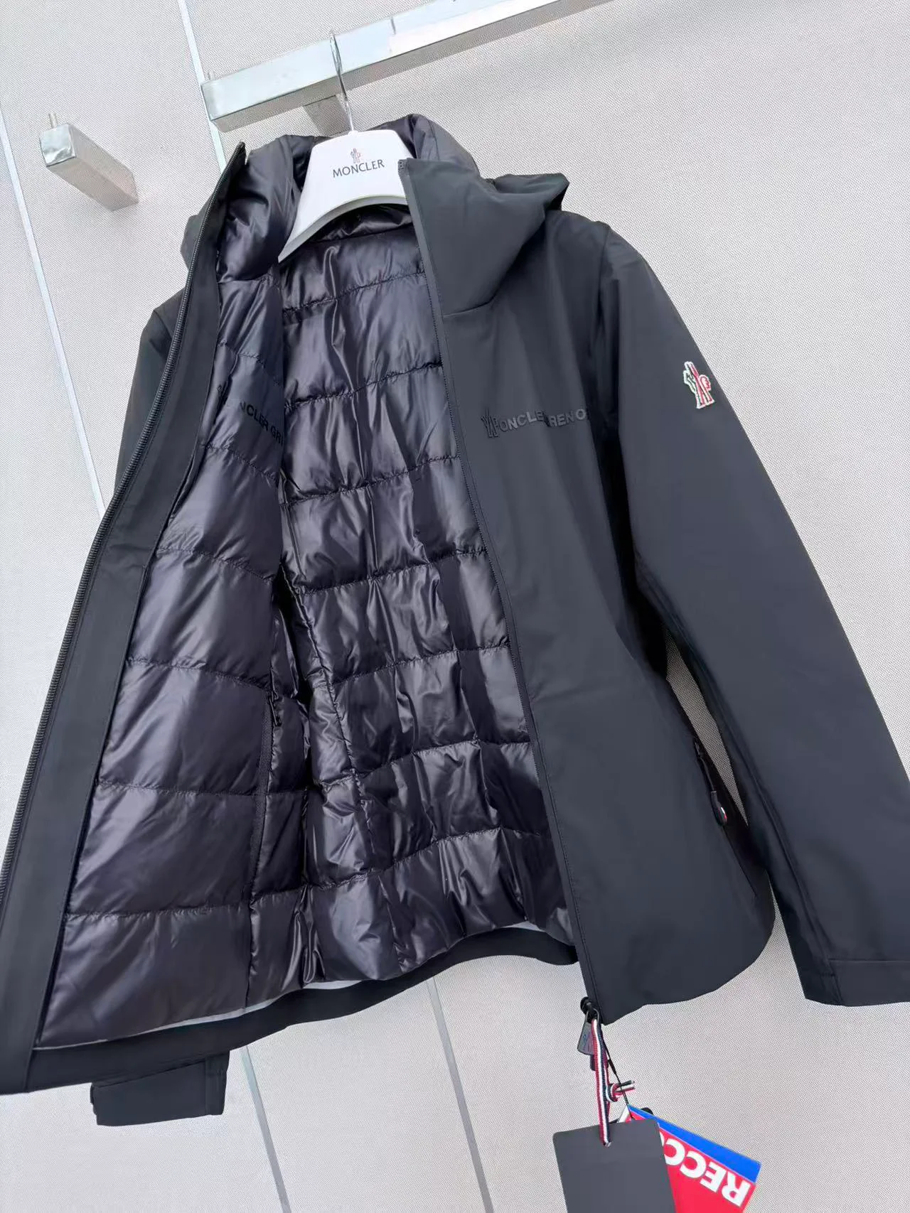 Women's Jackets And Down Jackets MONCLER 18501657