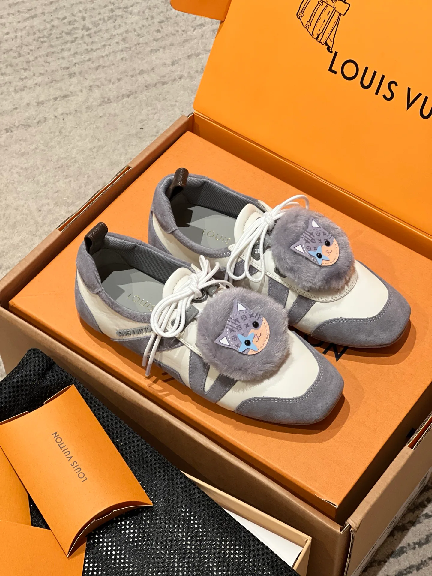 Кроссовки Женские Louis Vuitton 18567846