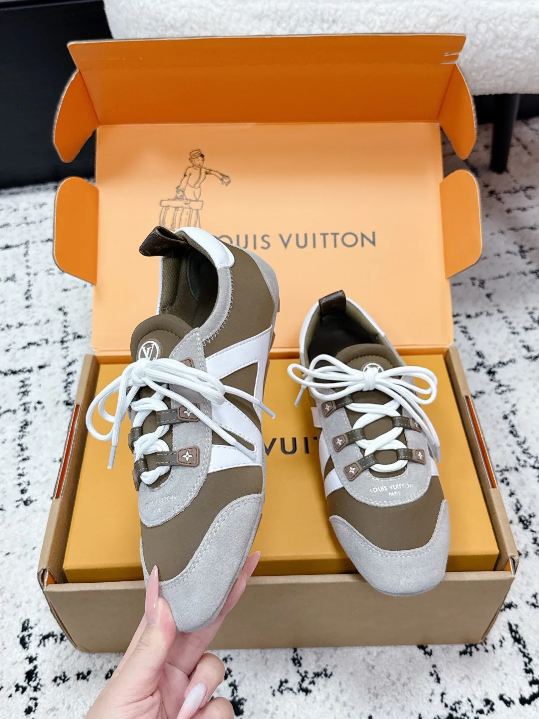 Women's Sneakers LOUIS VUITTON 18409651