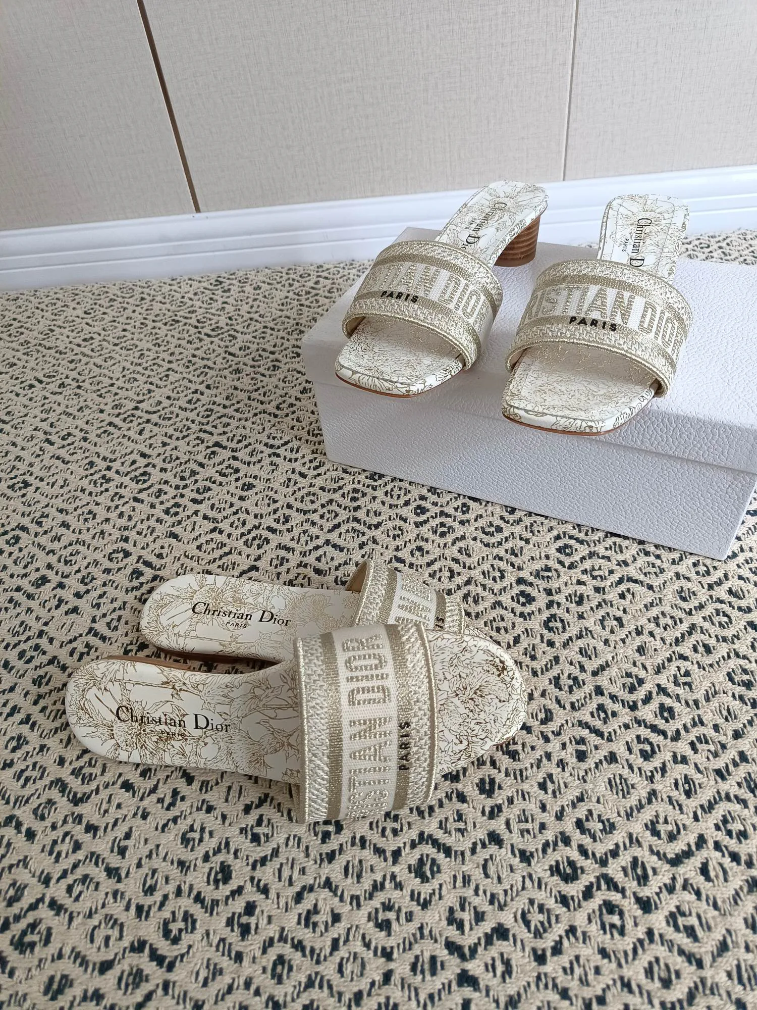 Women's Flip-Flops CHRISTIAN DIOR 17998137