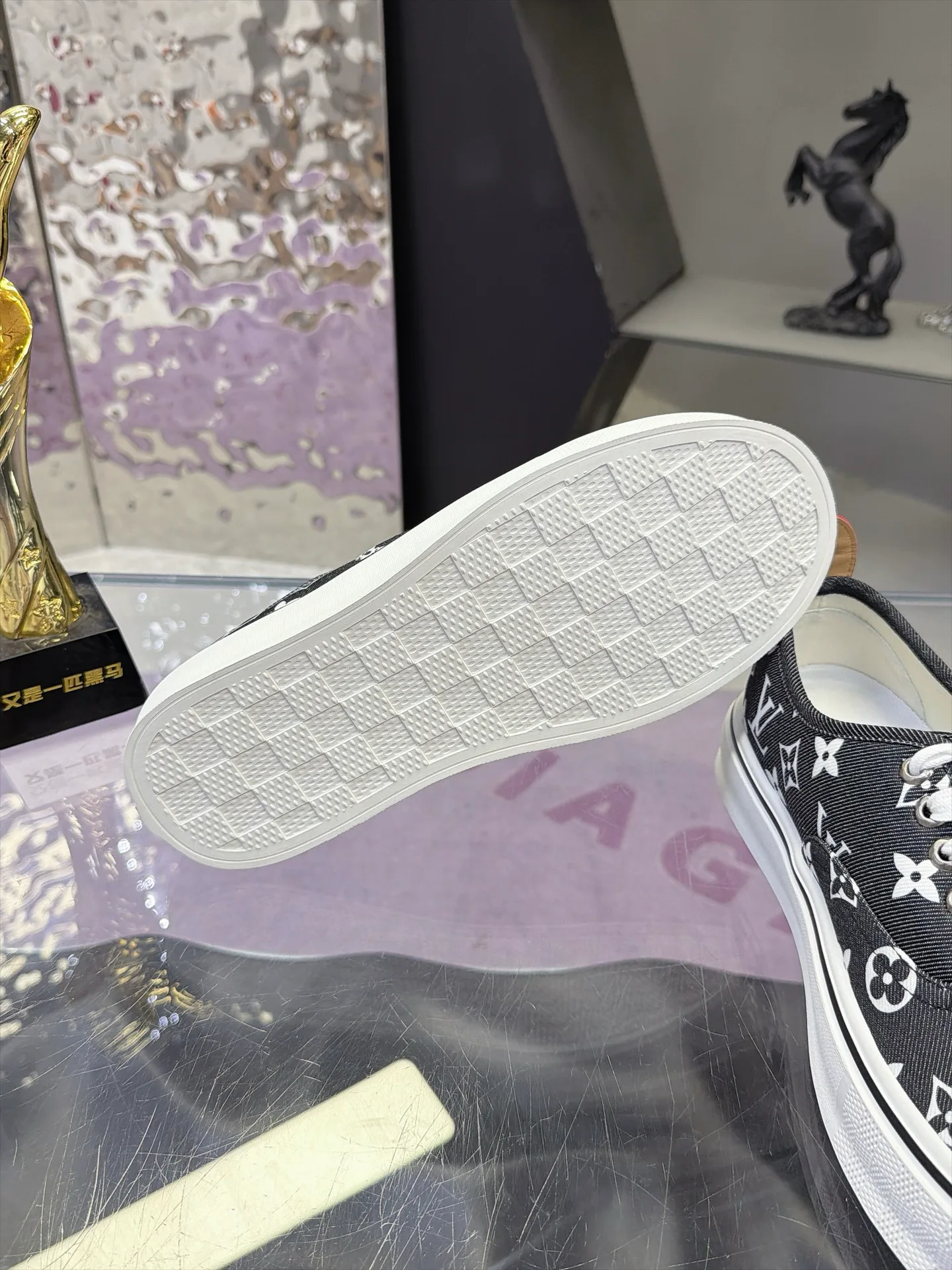 Men's Sneakers LOUIS VUITTON 17930908
